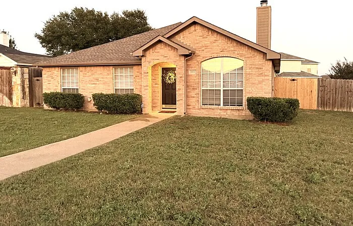 4 bed, 2.0 bath, 1722 sqft, $2,195 — Photo 2