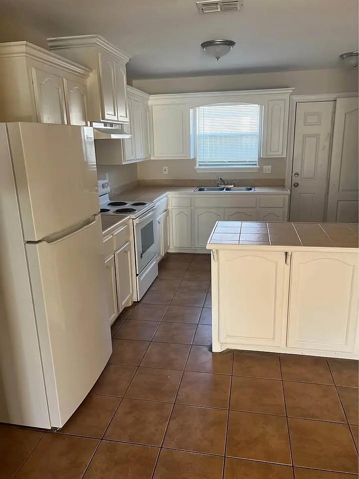 2 bed, 1.5 bath, 1100 sqft, $825 — Photo 1