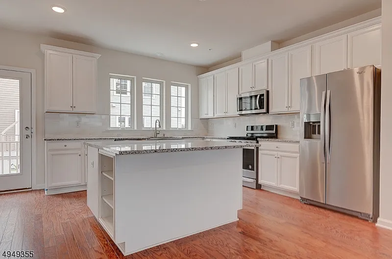 4 bed, 3.5 bath, $5,200 — Photo 2