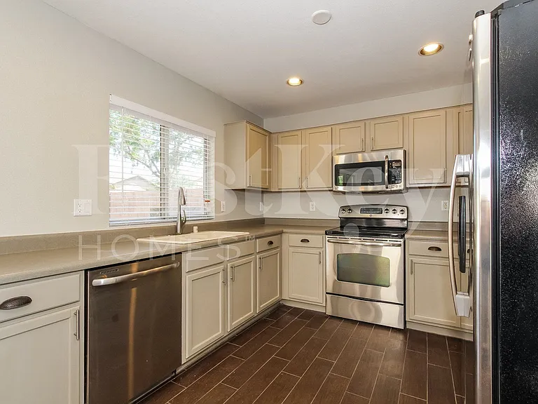9156 W Quail Ave — Photo 5