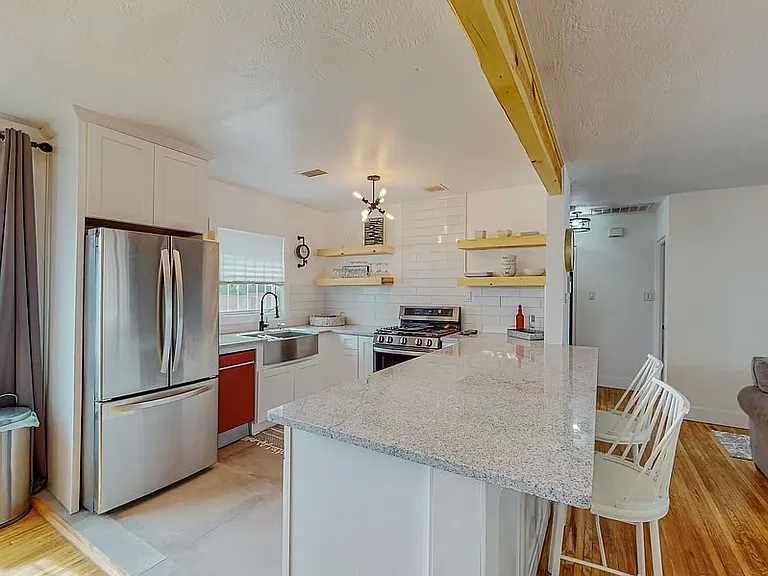 2001 Alvarado Dr NE — Photo 17