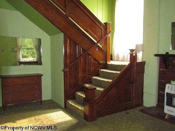 3rd image of 701 W Boyd St