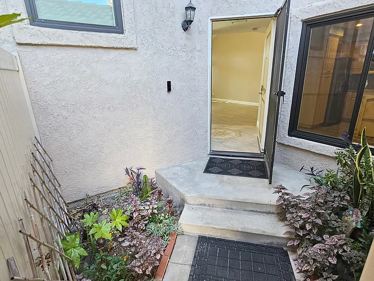 18219 Hampton Ct — Photo 2