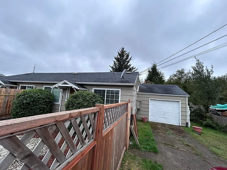 156 N Schoneman Ave — Photo 2