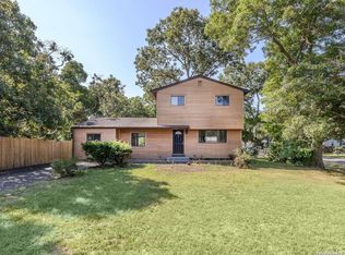 2 Rhonda Ln, Selden, NY 11784