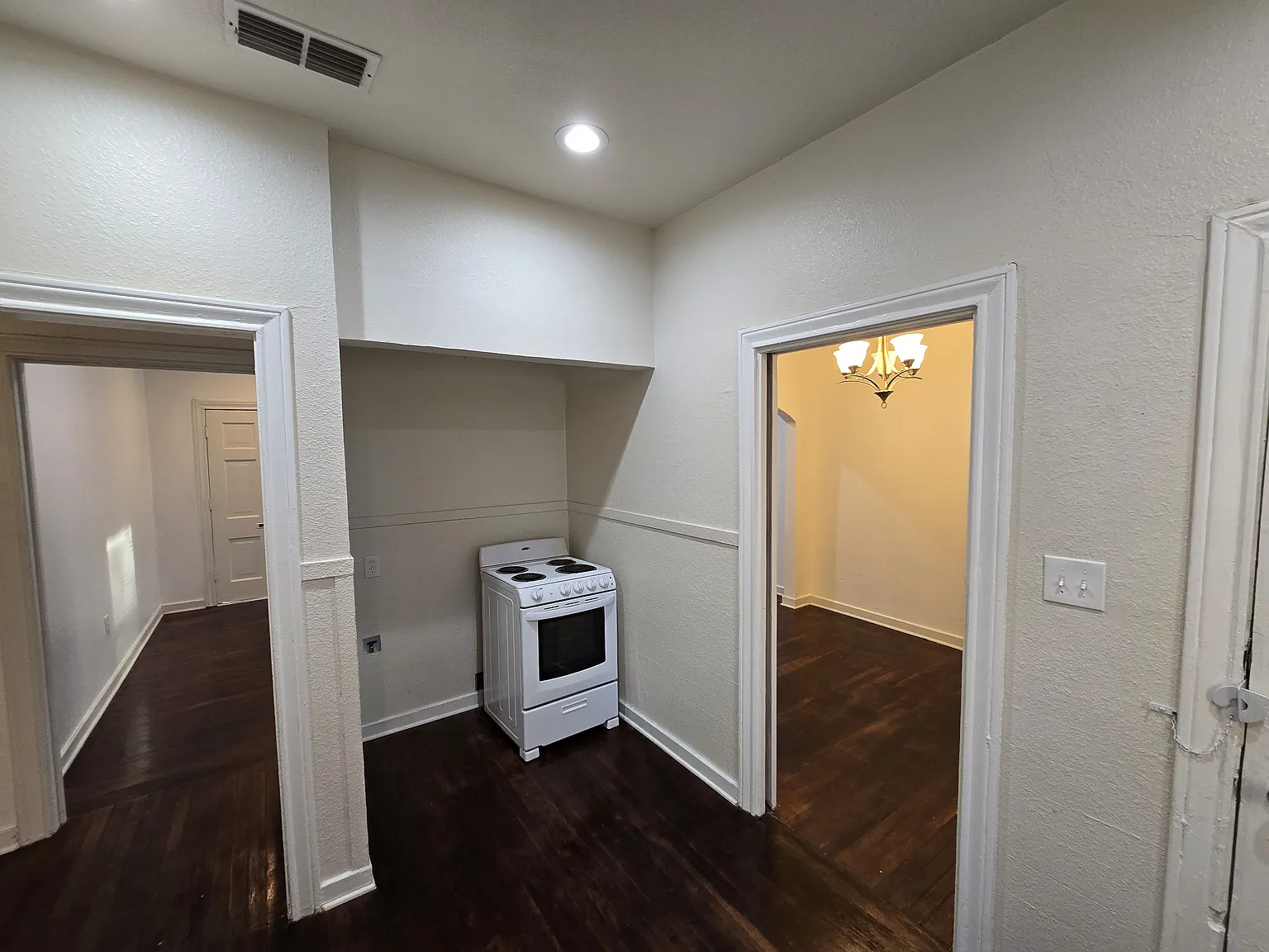 809 Elmwood Dr — Photo 4