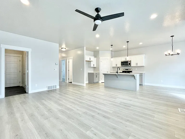 1572 N 3950 W — Photo 7