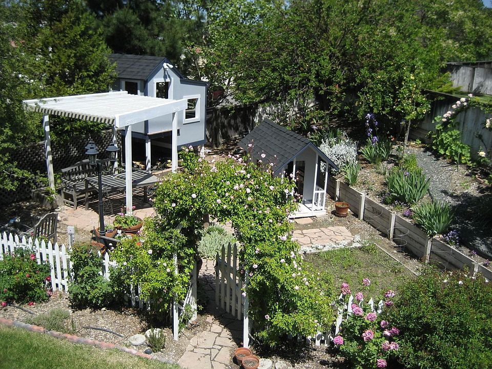 Large back yard and garden 
