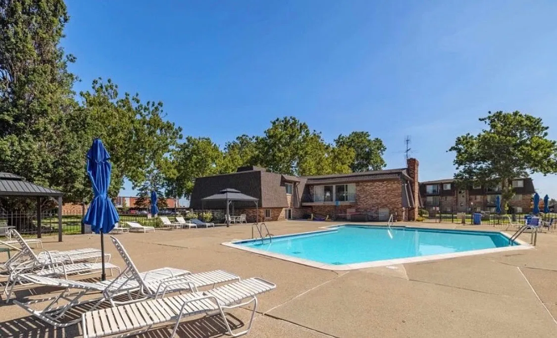 2 bed, 950 sqft, $1,500 — Photo 2