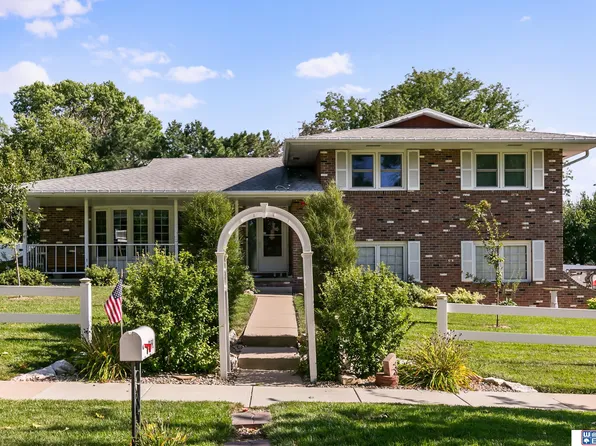 8101 Trendwood Dr, Lincoln, NE 68506