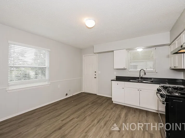 1238 Narcissus Ln — Photo 7
