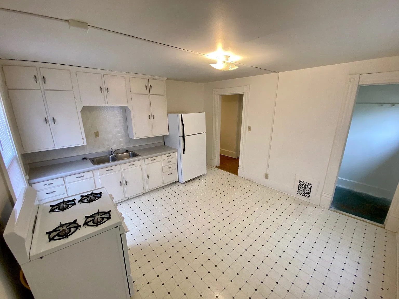 2 bed, $885 — Photo 1