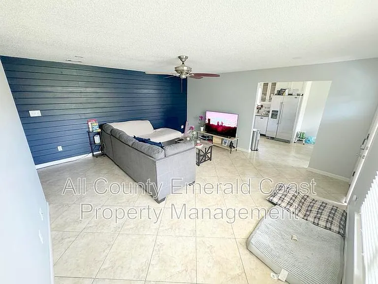 915 Emily Cir — Photo 7