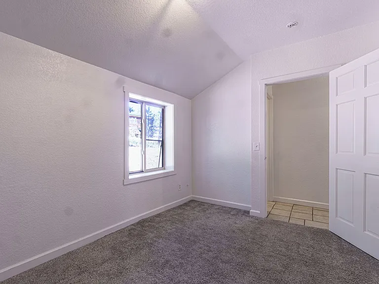 1021 W South Ave — Photo 12