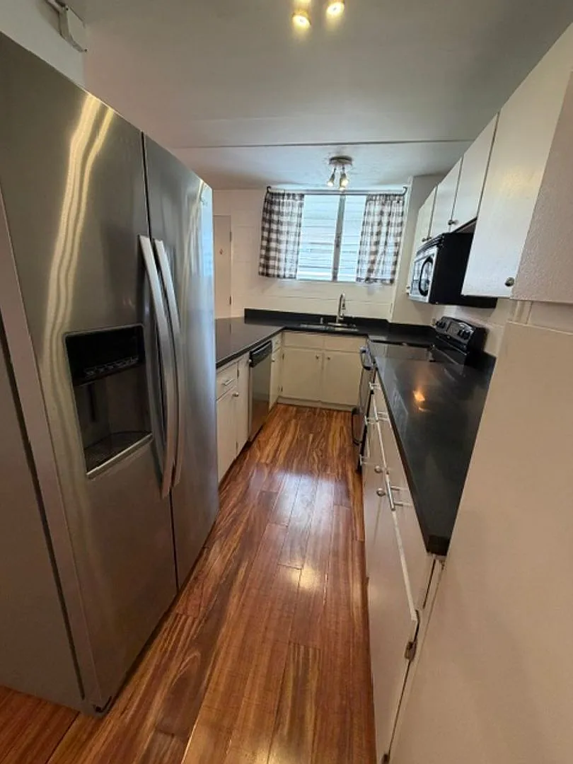 1/1 w/ 1 covered secured parking near Downtown- Electricity included — Photo 4