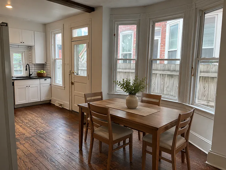 562 W Lemon St — Photo 2