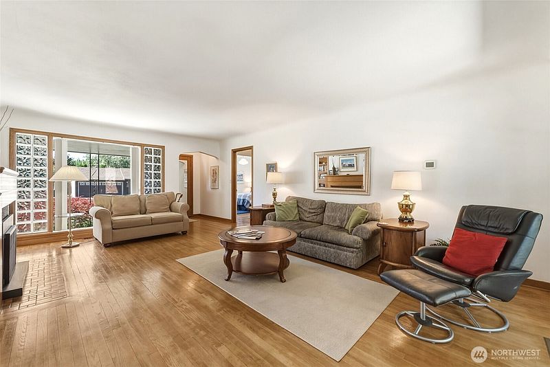 5th image of 315 E Maple Street