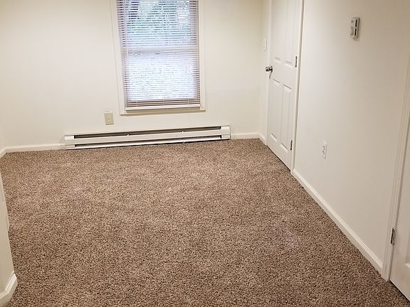 Lower level 17 x 10 ' bedroom