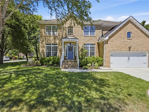700 Blossom Cir, Virginia Beach, VA 23456
