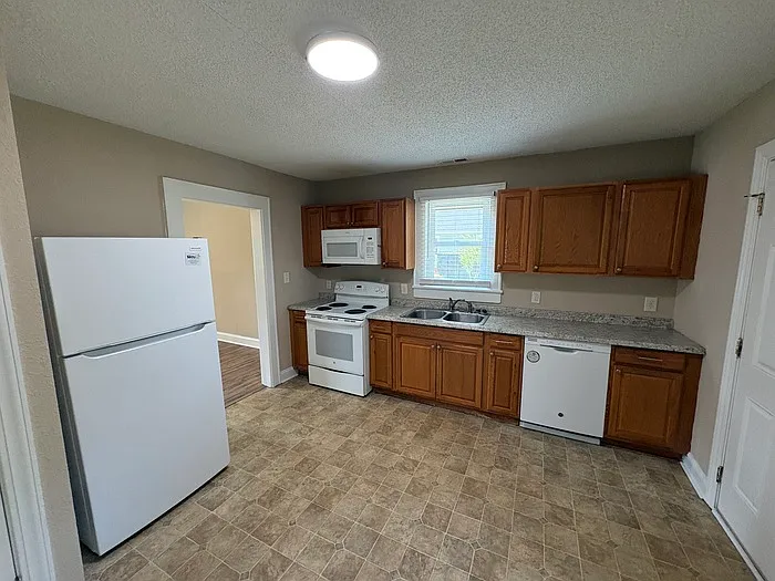 202 Cadillac St — Photo 3