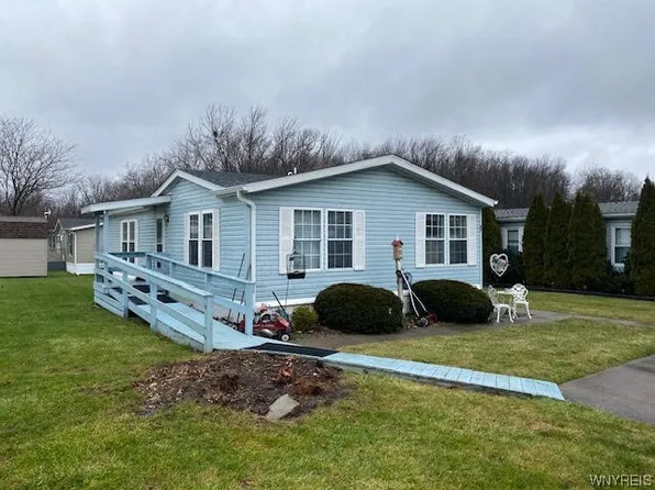 97 Lakewood Vlg, Medina, NY 14103