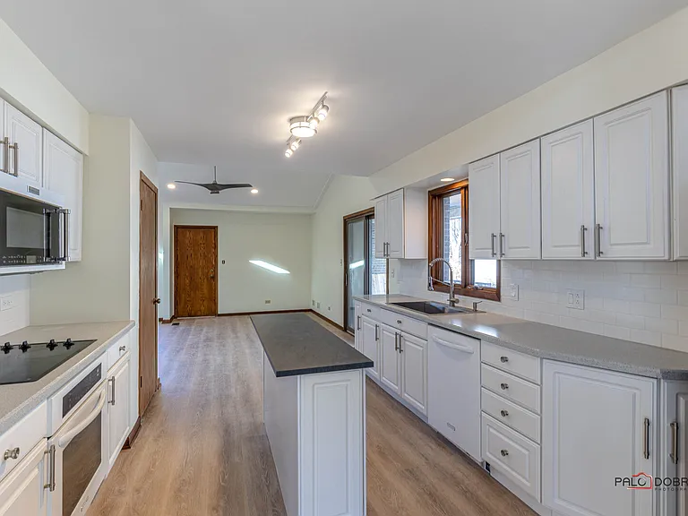 2450 Chas Dr — Photo 10