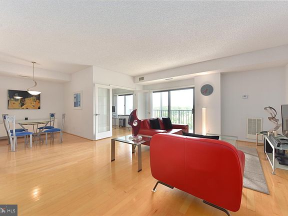 5th image of 3800 Powell Ln #Penthouse 30
