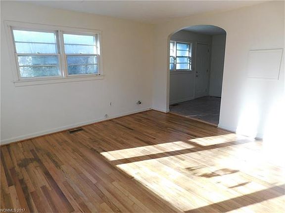 2nd image of 271 Prevost St