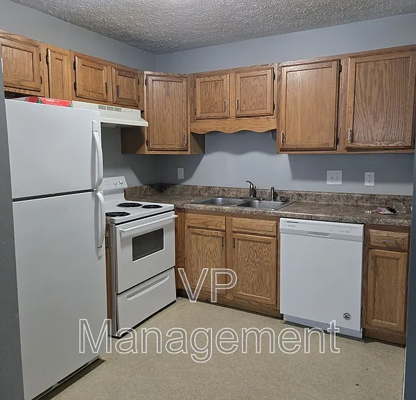 2218 Emerald Dr #6 — Photo 2