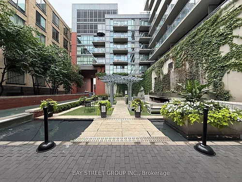 775 King St W Photo 1