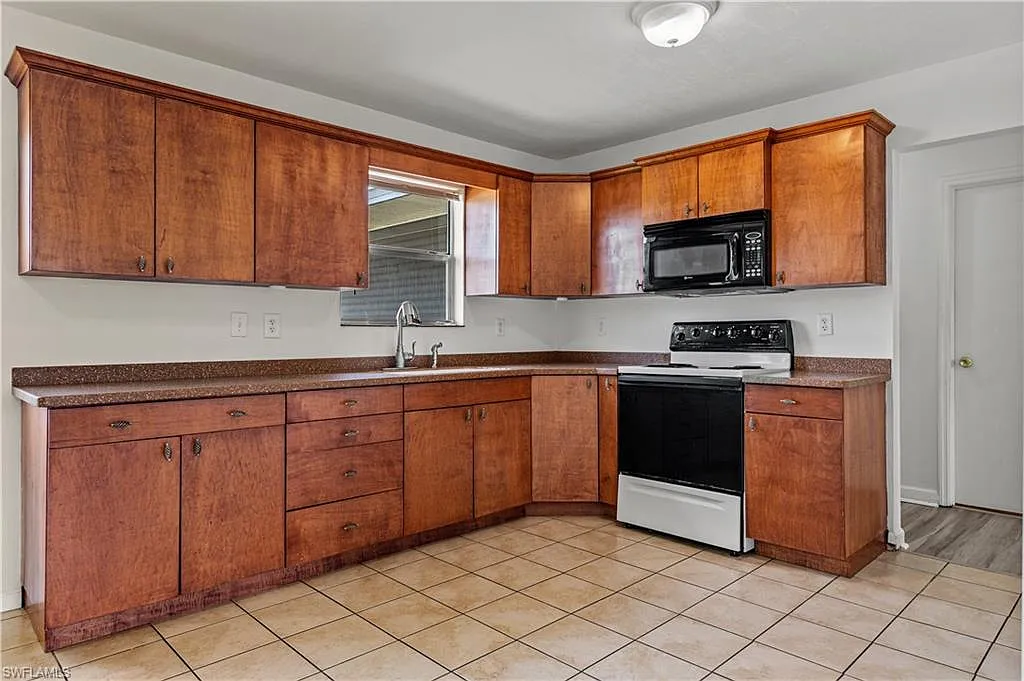 4 bed, 2.0 bath, 1352 sqft, $2,025 — Photo 4