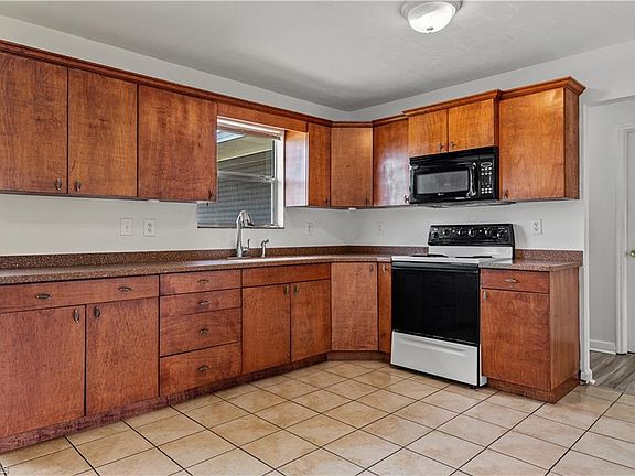 4th image of 612 Santa Barbara Blvd