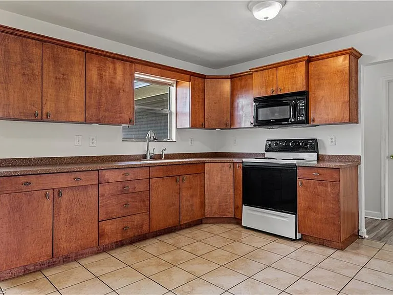 612 Santa Barbara Blvd — Photo 4