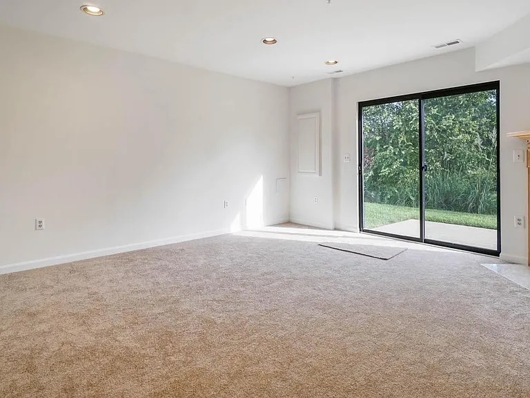 45 Queen Neva Ct #B — Photo 11