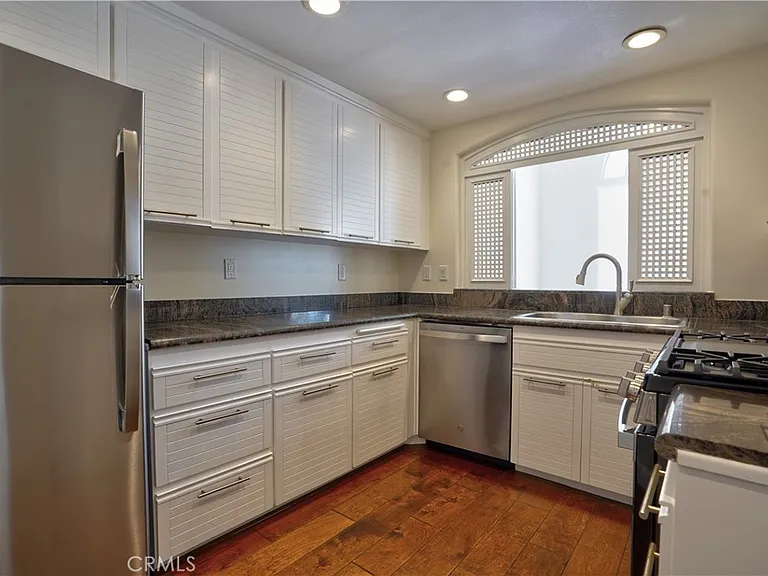 930 N Doheny Dr #303 — Photo 5