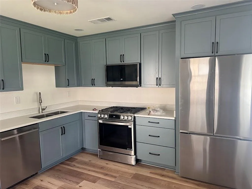 3 bed, 1.5 bath, 1091 sqft, $2,000 — Photo 2