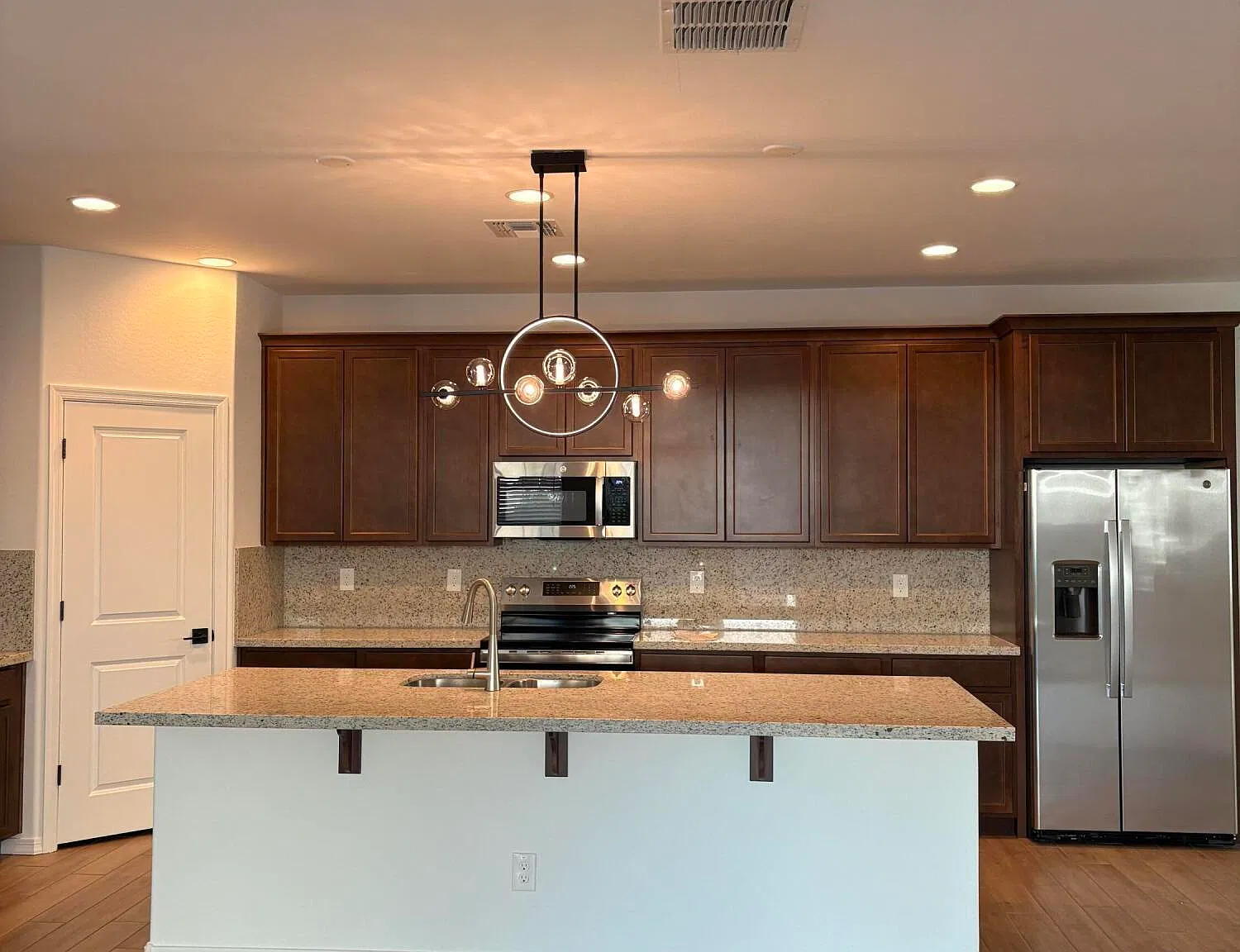 4 bed, 3.0 bath, 2379 sqft, $2,250 — Photo 3