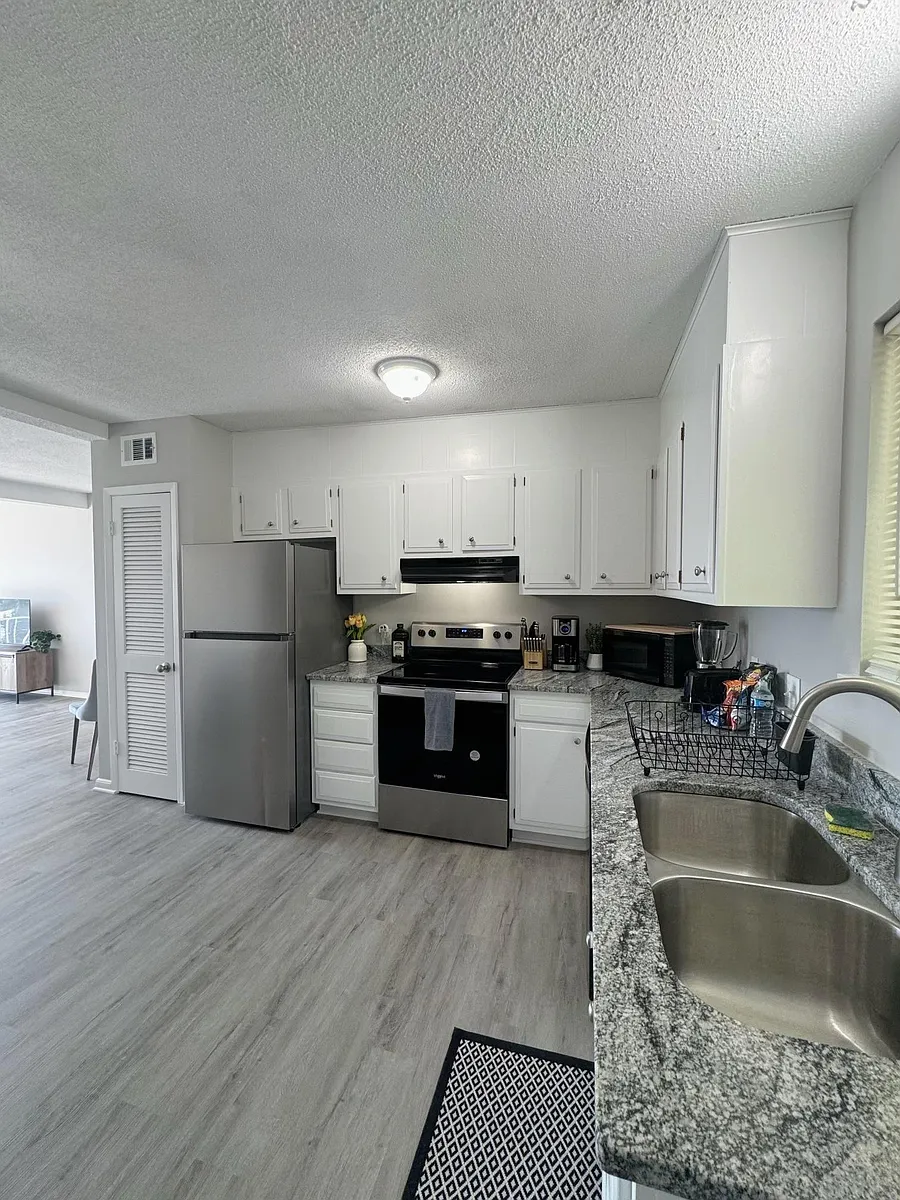 Building Photo - 242 Bennett Ave #3B