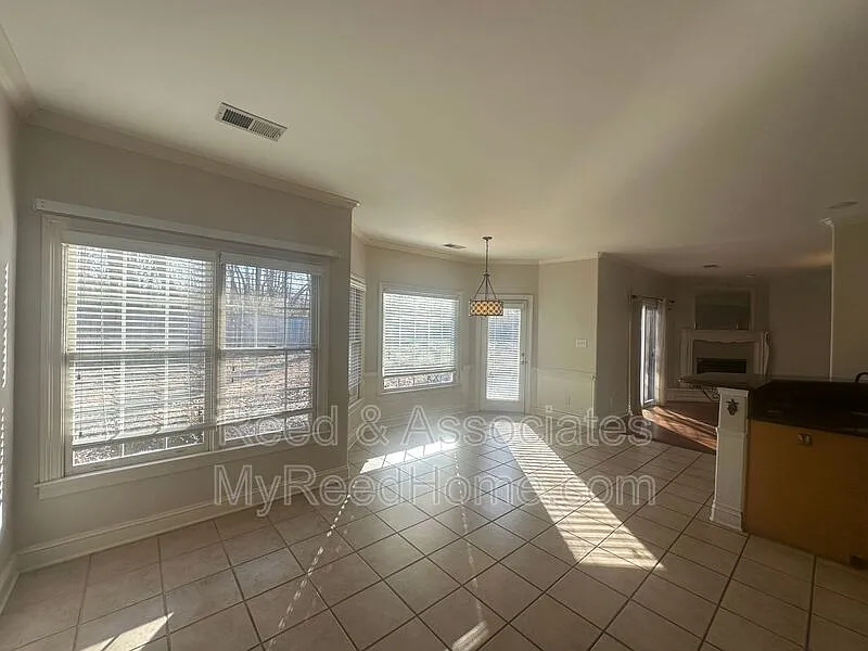 5 bed, 3.5 bath, 4112 sqft, $3,275 — Photo 4