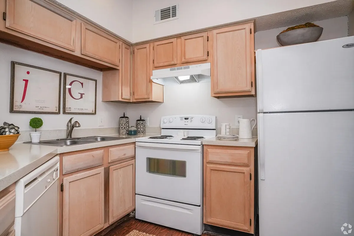 Trace Apts. — Photo 1