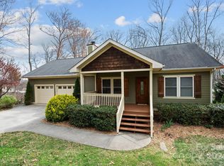 20 Goldenwood Ln, Mills River, NC 28759