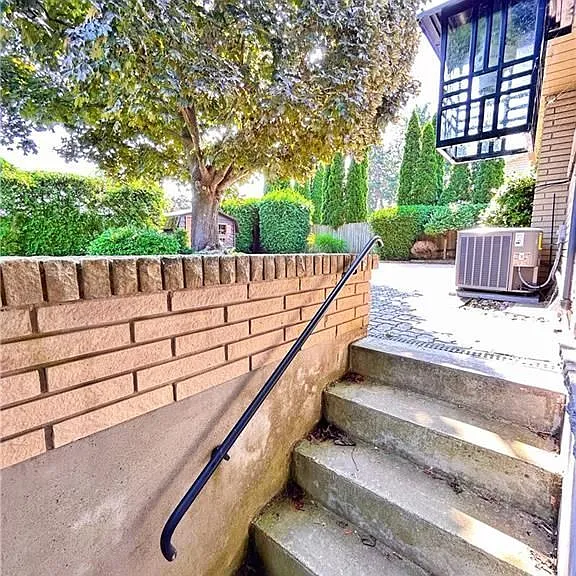 32 Mississauga Rd #LOWER — Photo 5