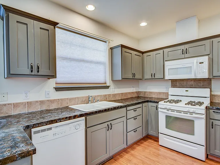1232 SW Xavier Dr — Photo 3