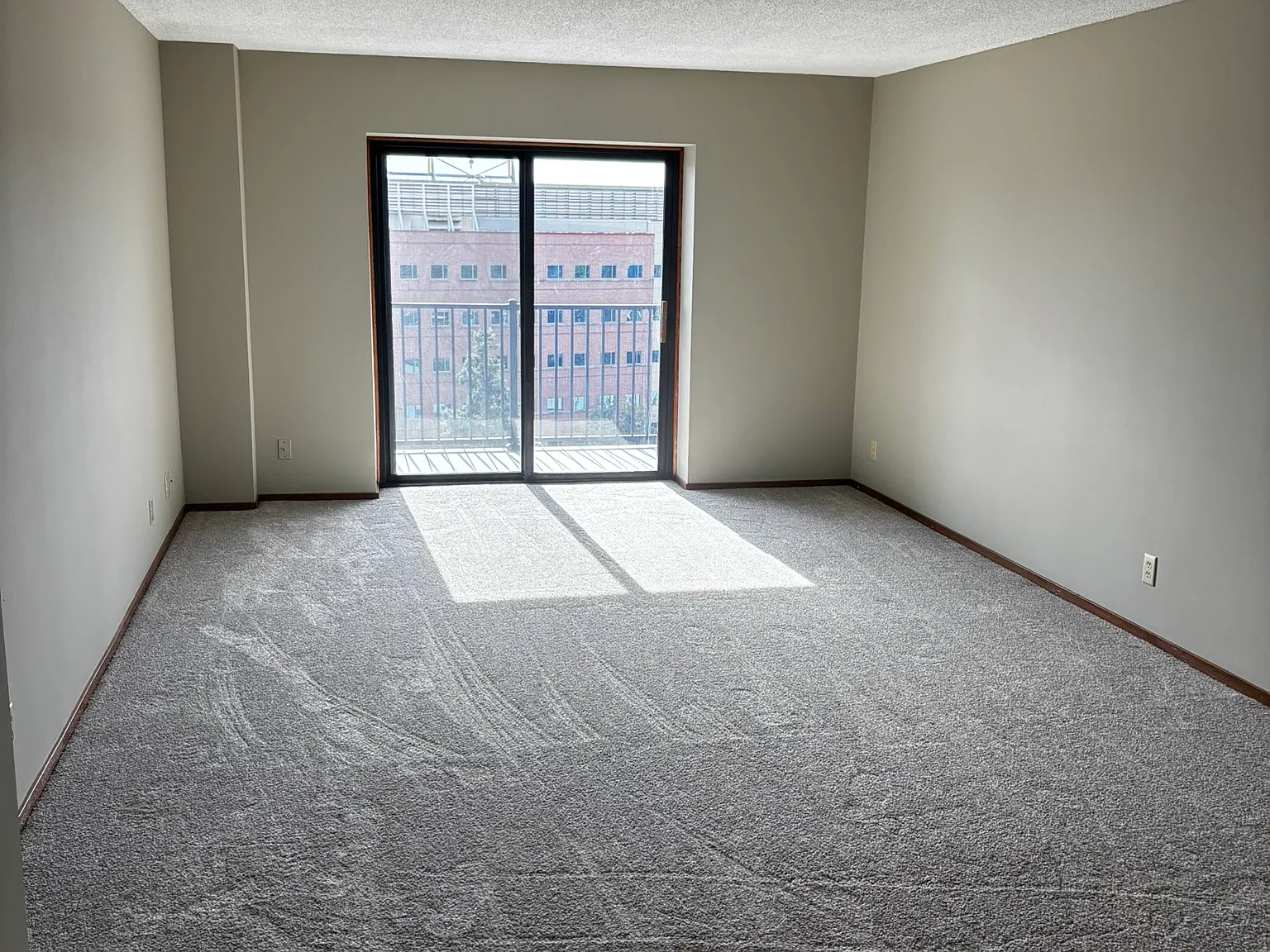 2 bed, 1000 sqft, $1,575 — Photo 4