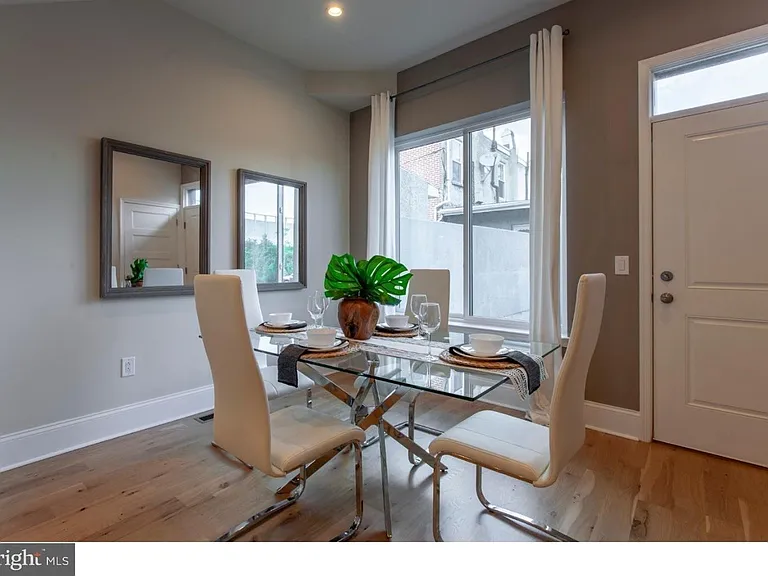 1026 Hyde St — Photo 9