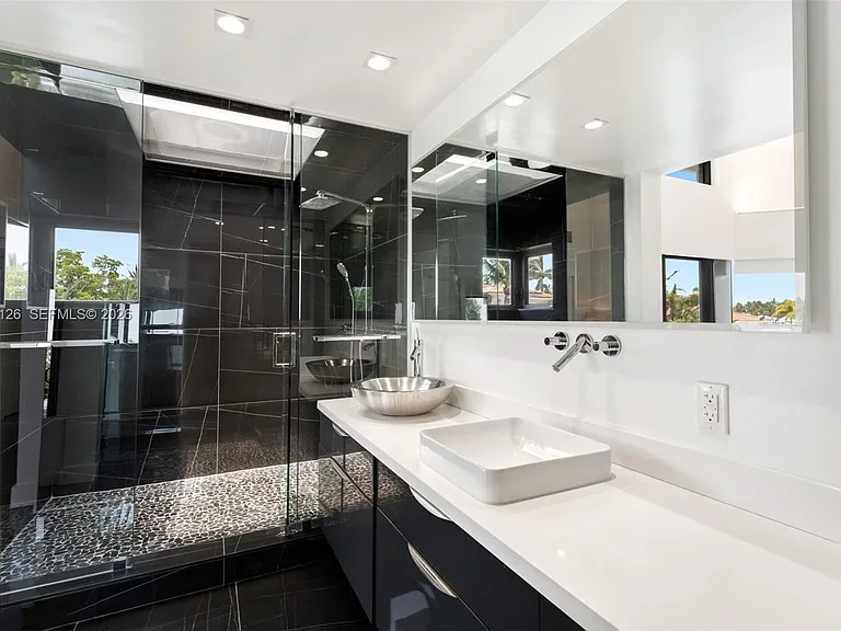3560 W Fairview St — Photo 23