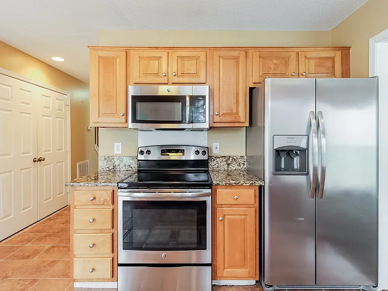 2424 Glen Laurel Dr — Photo 7