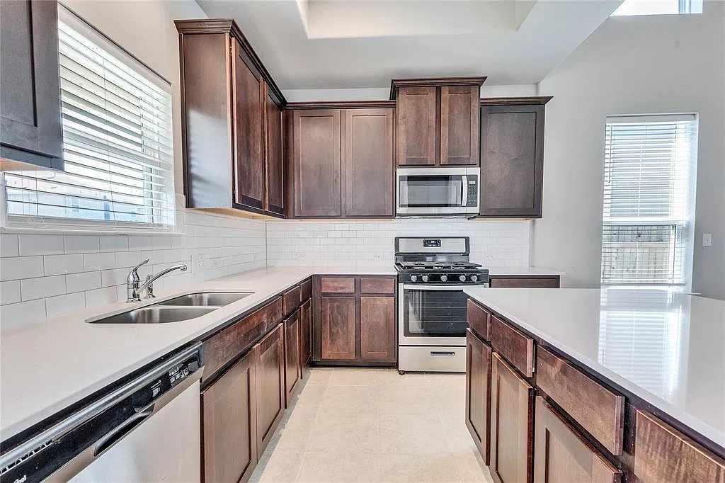 3 bed, 2.5 bath, 1900 sqft, $2,450 — Photo 4