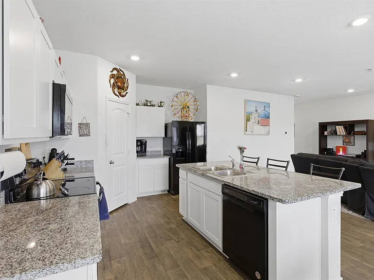 19017 Romano Dr — Photo 14