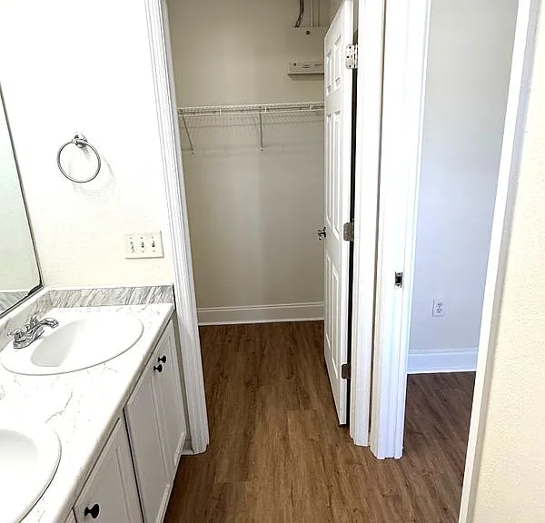 1111 SW Yorktown Gln — Photo 6